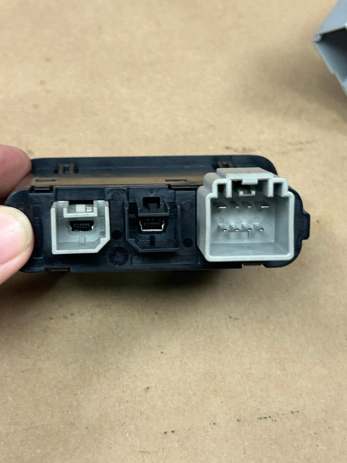 16-18 CHALLENGER MANUAL TRANS CENTER CONSOLE CARPLAY MEDIA HUB USB WIRE HARNESS
