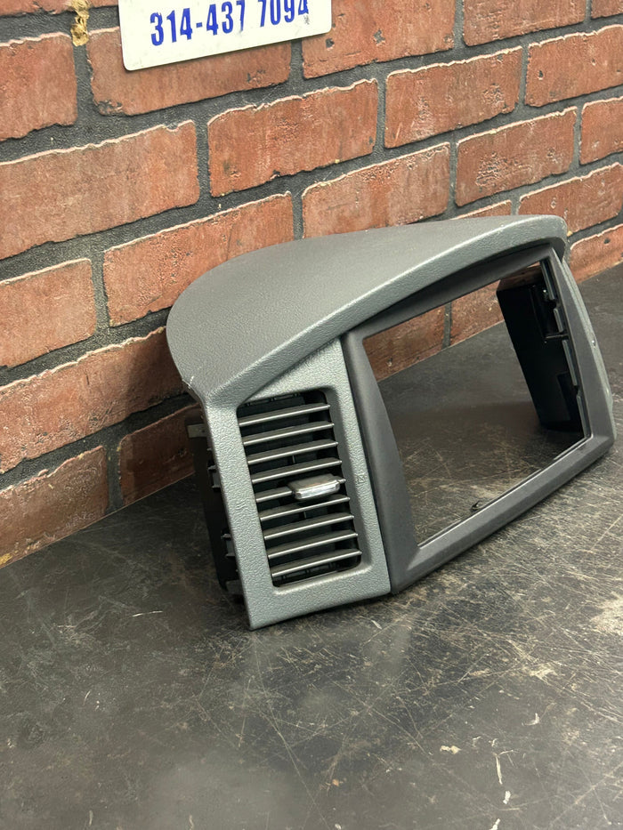 2005 - 2007 Jeep Grand Cherokee Interior Center Dash Radio Bezel Trim OEM