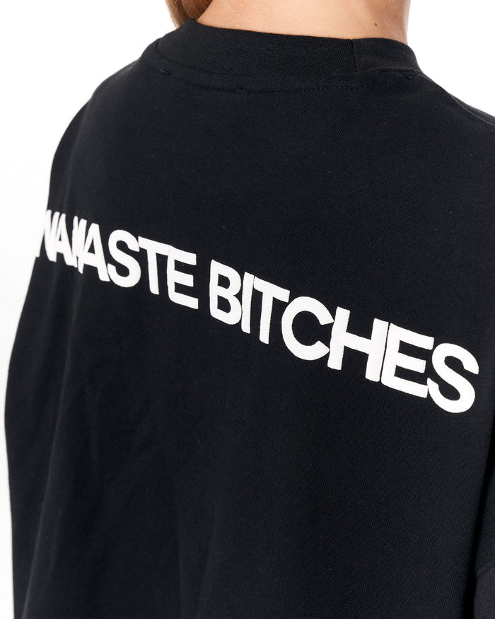 Women’s oversized black crop-top T-shirt streetwear outfit