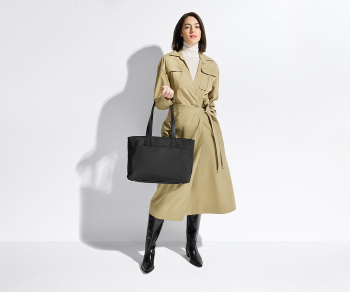 Person wearing the Everywhere Tote on their shoulder
// Model is 5’11”