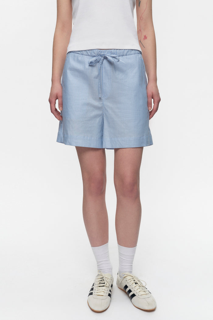Elizabeth is 5’11" is a regular XS and is wearing an XS.