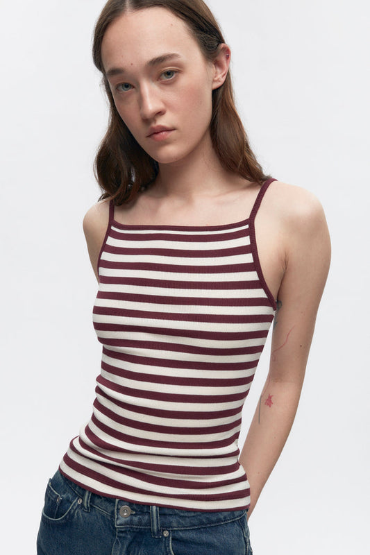 Elizabeth is 5’11" is a regular XS and is wearing an XS.